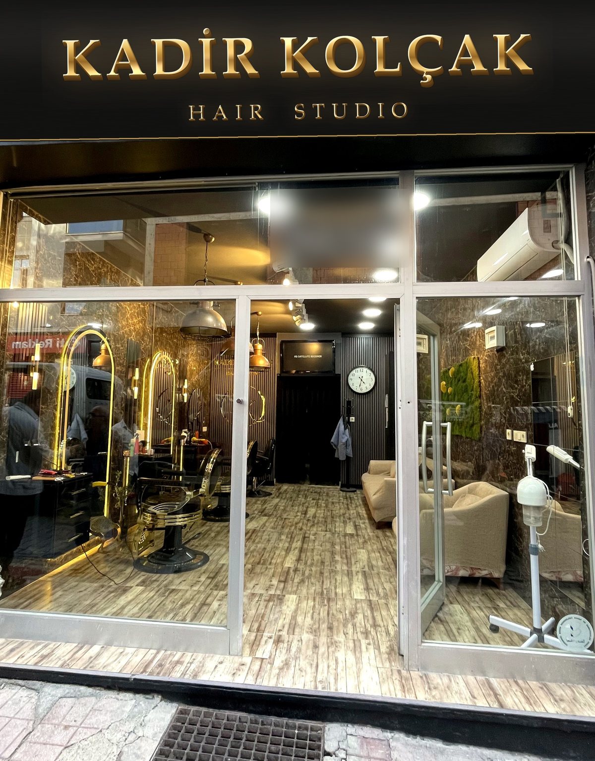 Üsküdar'daki Kadir Kolçak Hair Studio dış cephesi ve altın tabelası