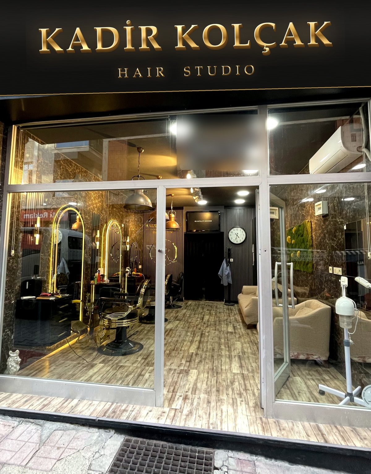 Üsküdar'daki salonun altın tabelası