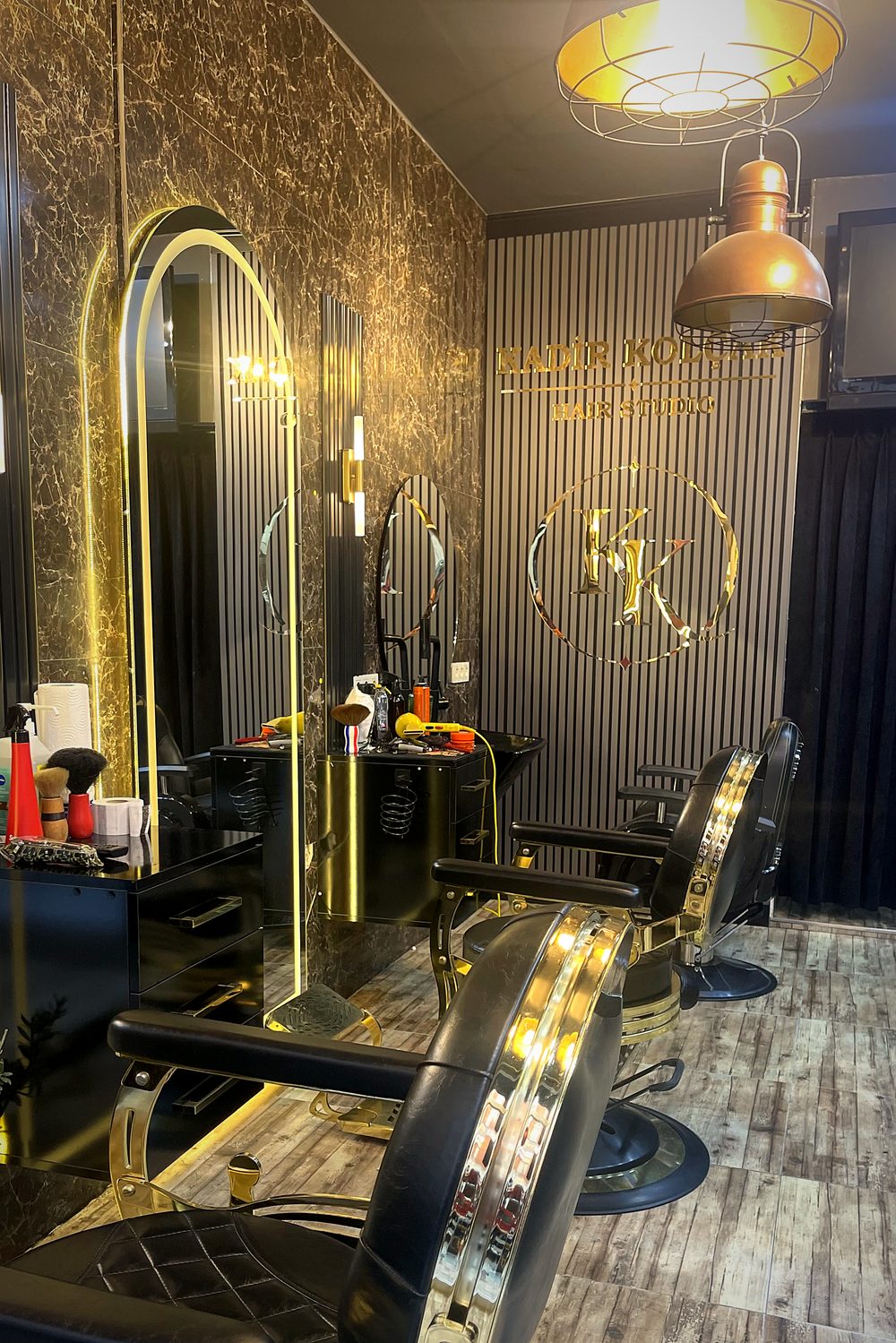 Üsküdar Kadir Kolçak Hair Studio'da altın detaylı berber koltuğu